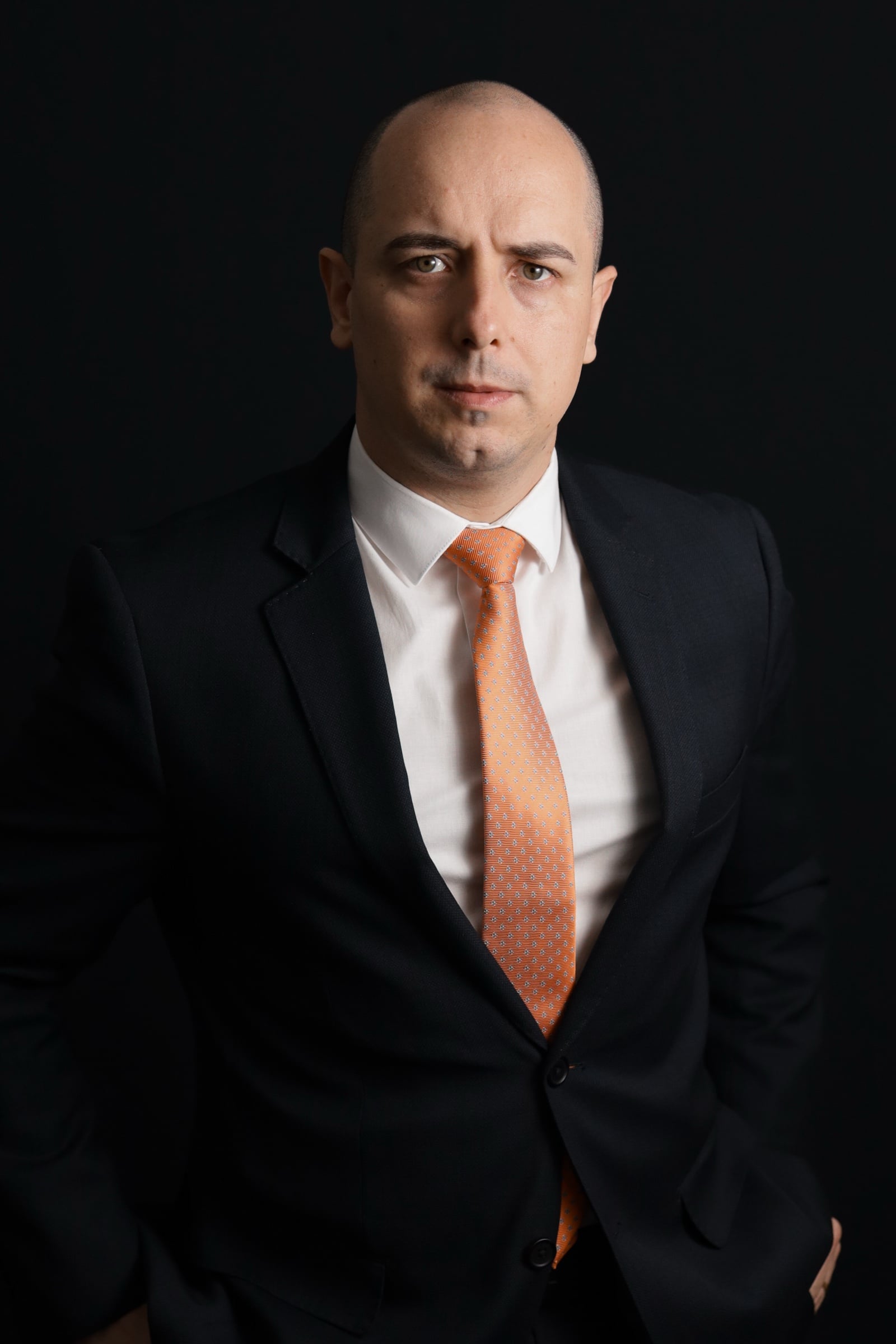 Retrato de Edson Pratti em fundo escuro