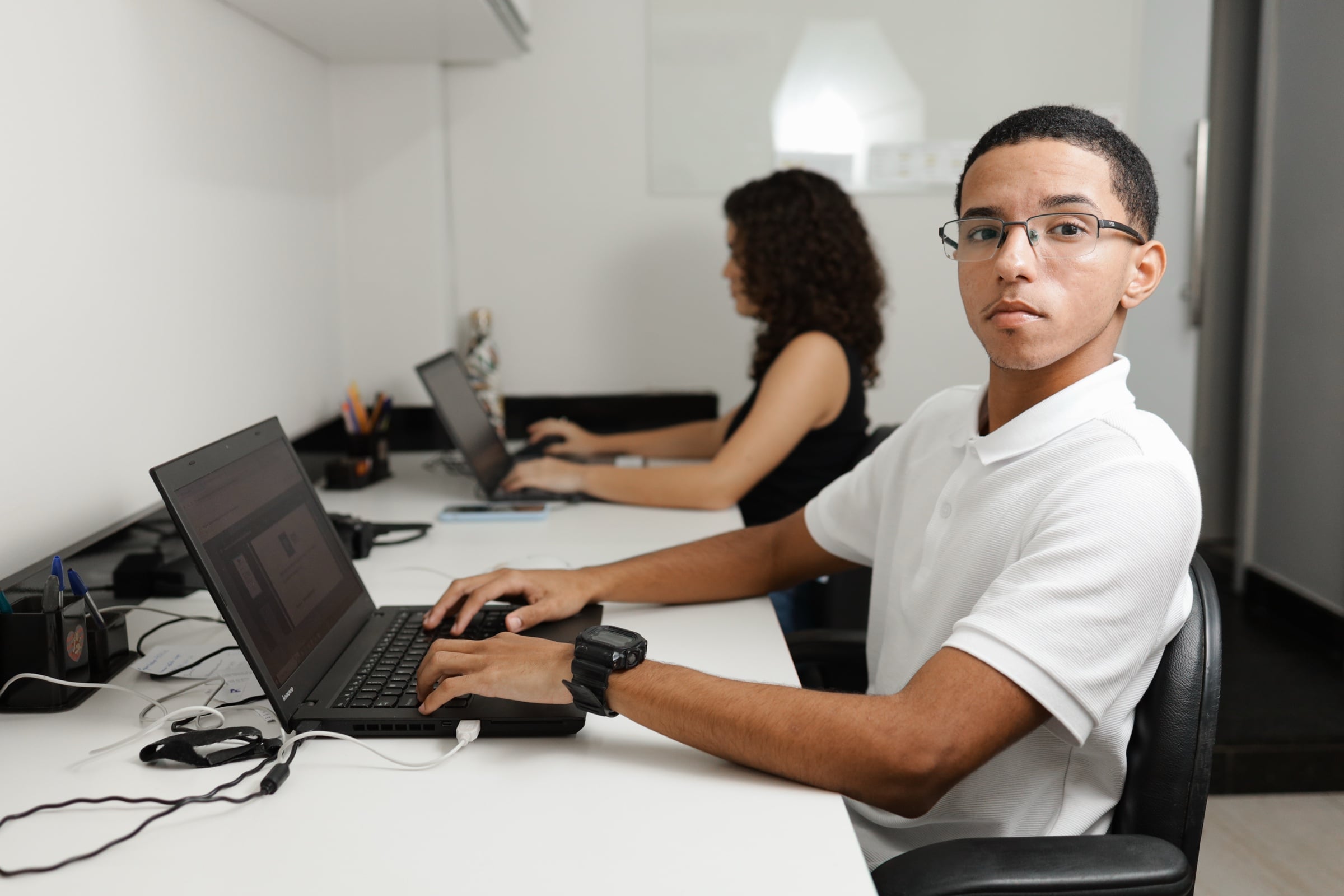 Integrantes da equipe atendendo clientes no computador