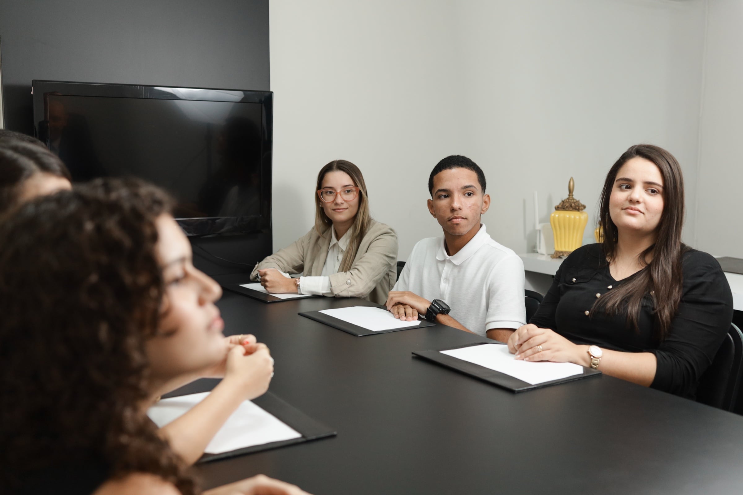 Equipe do escritório reunida na sala de reuniões