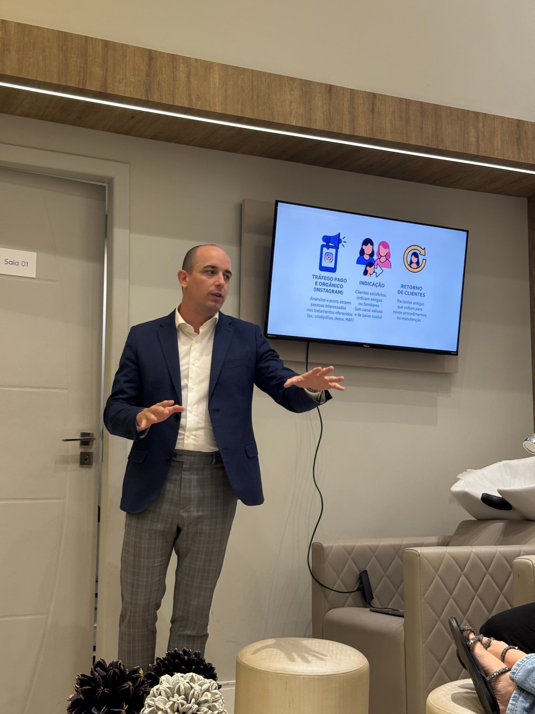Edson Pratti apresentando uma palestra para empresários