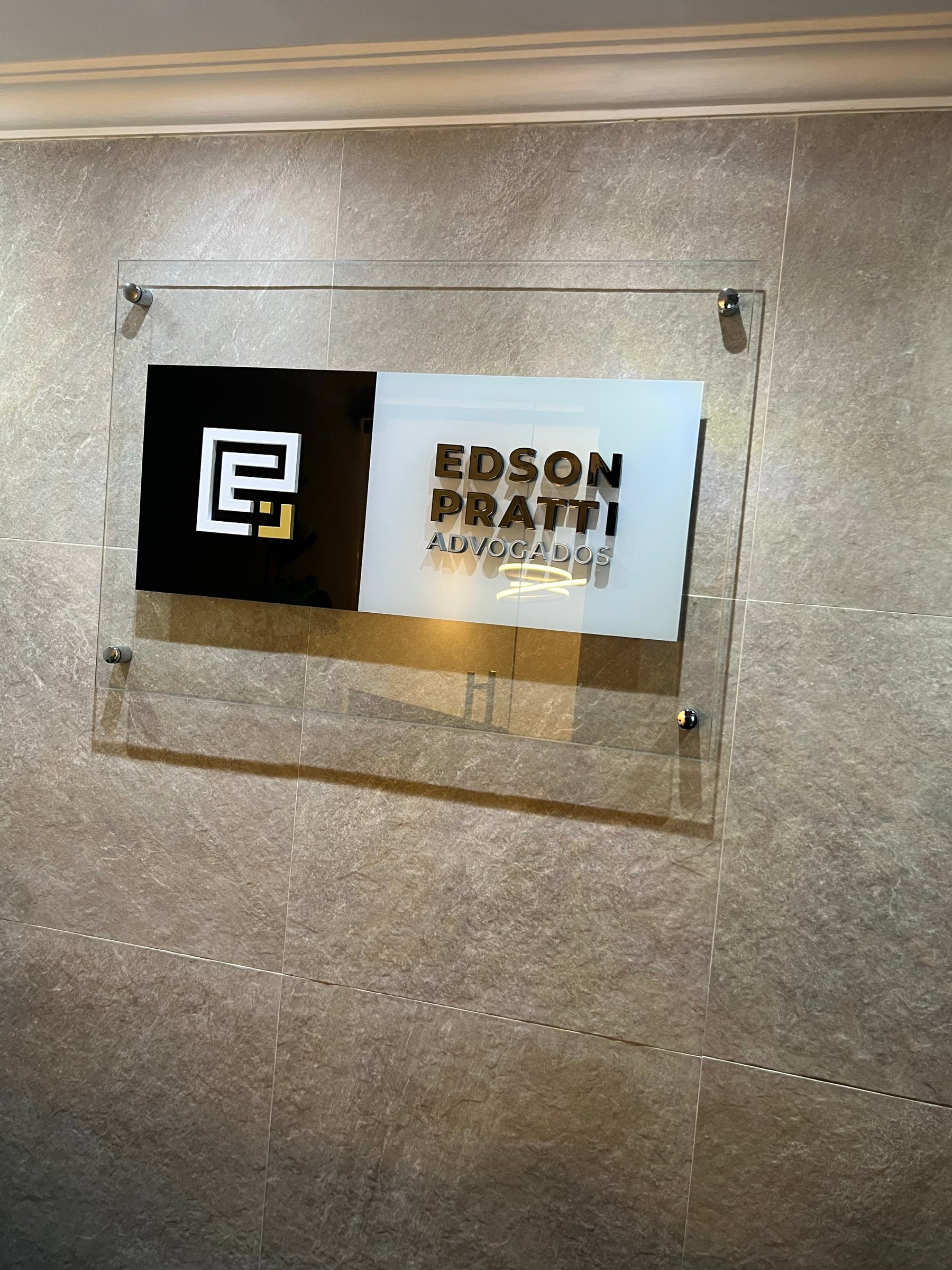 Placa com o logotipo do Edson Pratti Advogados